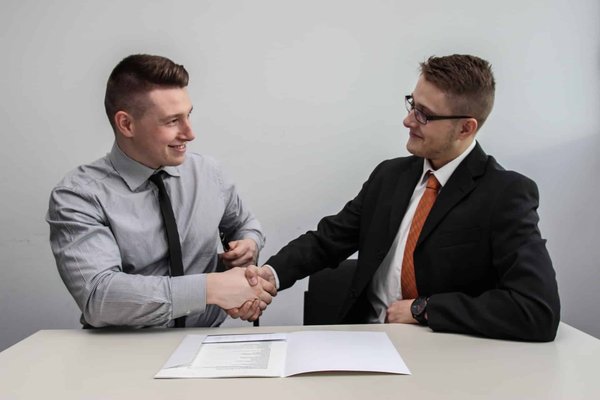Quels sont les avantages et les inconvénients de l'achat et de la vente immobilière entre particuliers ?